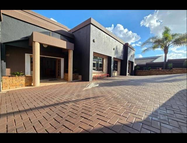 8 BEDROOM HOUSE FOR SALE IN BASSONIA
